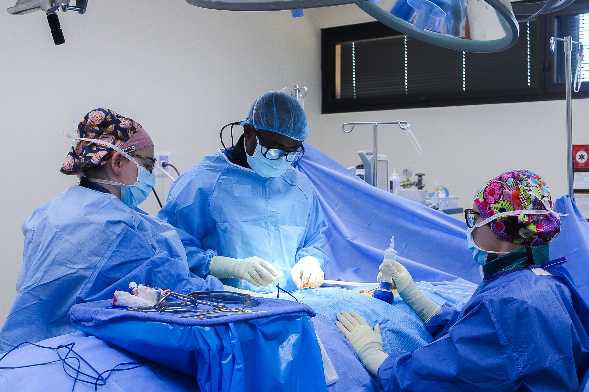 Dr. Frimpong performing a minimally invasive spine surgery